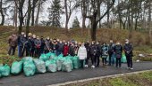 UREĐEN PARK DEVET JUGOVIĆA: U akciji čišćenja parka i administrativni radnici