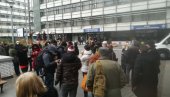 ПОЧИЊЕ ЈАВНА РАСПРАВА ПЛАНА УРЕЂЕЊА МАКИШКОГ ПОЉА: Грађани се окупили испред градске управе у знак протеста