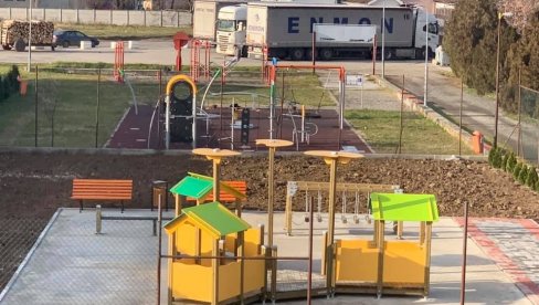 ЛЕПЕ ВЕСТИ ЗА ДЕЦУ СА ИНВАЛИДИТЕТОМ: Завршава се инклузивно игралиште у Лапову