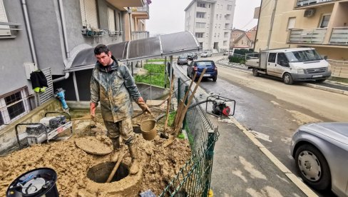 ZGRADA LEGALNA,  A MREŽA DIVLJA: Stanari u naselju Vojvoda Vlahović bore se sa vodom iz napuklih cevi (FOTO)