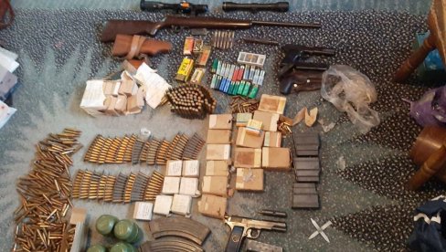 ПУНА КУЋА ОРУЖЈА: Ухапшен због сумње да је продавао оружје