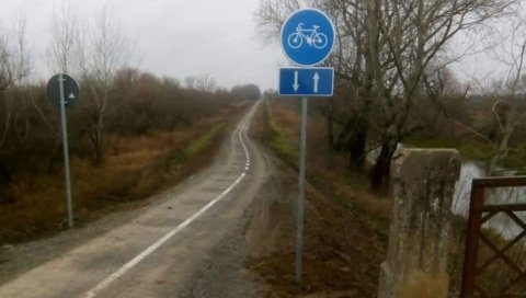 ПОСТАВЉАЈУ И РАМПЕ: Грађани се жале, смучила им се моторна возила по бициклистичкој стази (ФОТО)