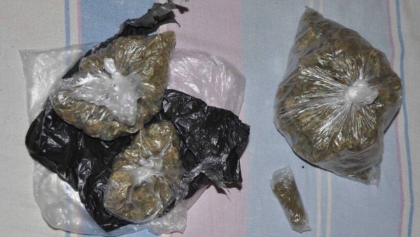 ОТАЦ И СИН ПРОДАВАЛИ НАРКОТИКЕ? Полиција ухапсила двојицу, претресом пронађене таблете и више од 100 грама марихуане