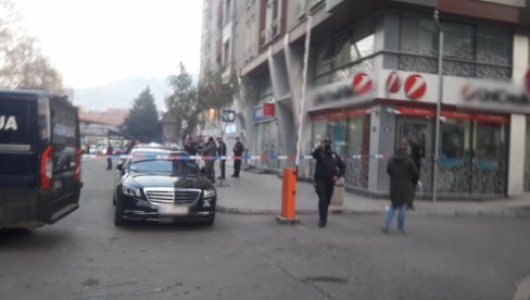 SNIMAK NESREĆE U NOVOM PAZARU: Sa ulice zapucao u izlog kafića, pa pobegao!