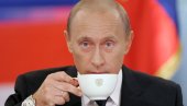СИБИРСКИ ЕЛИКСИР: Шта је Путин пио током маратонске конференције? (ВИДЕО)