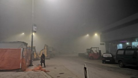 НЕ ВИДИ СЕ СПОМЕНИК У ЦЕНТРУ ГРАДА: Магла прекрила Крушевац, видљивост свега пар метара (ФОТО)