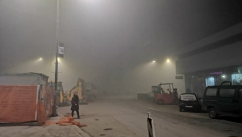 NE VIDI SE SPOMENIK U CENTRU GRADA: Magla prekrila Kruševac, vidljivost svega par metara (FOTO)
