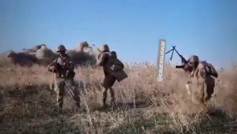 ЛУДИ СНИМАК СА РАТИШТА: Азерски војници се снимали за Тик-ток, а онда је грунула граната! (ВИДЕО)