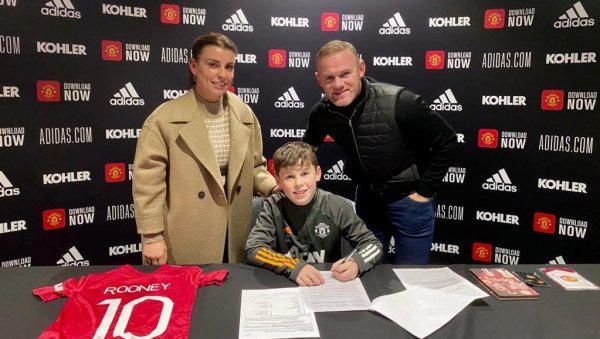КРЕНУО ОЧЕВИМ СТОПАМА: Син Вејна Рунија потписао за Манчестер Јунајтед