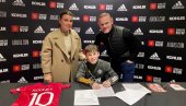 КРЕНУО ОЧЕВИМ СТОПАМА: Син Вејна Рунија потписао за Манчестер Јунајтед