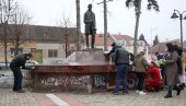 РЕАКЦИЈА МЛАДИХ ВРШЧАНА: Очистили оскрнављени споменик Јовану Стерији Поповићу
