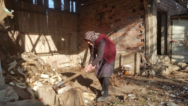 ОВА БАКА ИМА 100 ГОДИНА: Резлица Радојковић из сврљишког села Преконоге усправно пркоси времену (ВИДЕО)