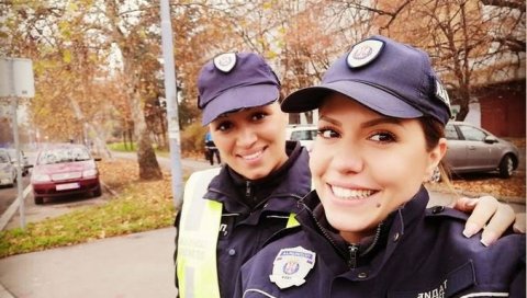 ВИ СТЕ ЛЕПША СТРАНА ЗАКОНА: Фотографија две српске полицајке одушевила друштвене мреже (ФОТО)