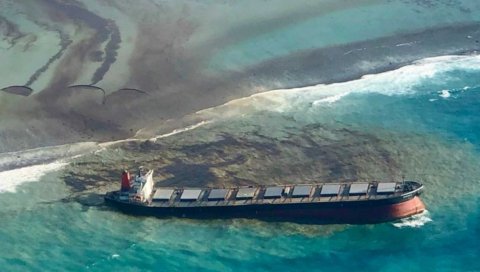 НЕВЕРОВАТАН ПРИЗОР: Снимљен брод који лебди изнад мора (ФОТО)