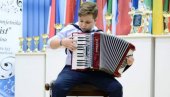 ĐORĐE PERIĆ U SVETSKOJ PETORCI: Desetogodišnjak iz Bijeljine među najboljima na 70. Svetskom trofeju harmonike u Francuskoj