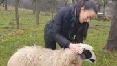 GLUMICA DOBILA NEOČEKIVAN POKLON: Marija Petronijević pozirala sa ovcom, pljušte pohvale (FOTO)