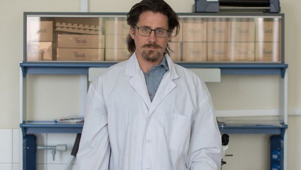 САМ СКОЧИО ИЛИ ЈЕ БАЧЕН? Ухапшен пријатељ руског биолога, тврди да је покушао да му одузме нож, али да се Кагански бацио са терасе