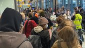 БЕЖЕ ГЛАВОМ БЕЗ ОБЗИРА ИЗ БРИТАНИЈЕ: Хаос на лондонском аеродрому, због забране уласка огромне гужве (ФОТО)