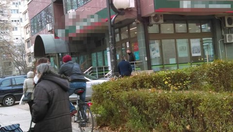 ОДНЕО ВИШЕ ОД МИЛИОН ДИНАРА: Полиција трага за разбојником који је опљачкао банку у Нишу