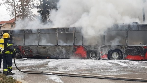 АУТОБУС БУКТИЊА У НИШКОЈ БАЊИ: Запалило се возило градског превоза, возач се нагутао дима (ВИДЕО)