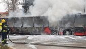 AUTOBUS BUKTINJA U NIŠKOJ BANJI: Zapalilo se vozilo gradskog prevoza, vozač se nagutao dima (VIDEO)