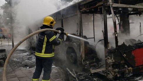 ДРАМА КОД ПАНЧЕВАЧКОГ МОСТА: Запалио се аутобус, горео мотор возила