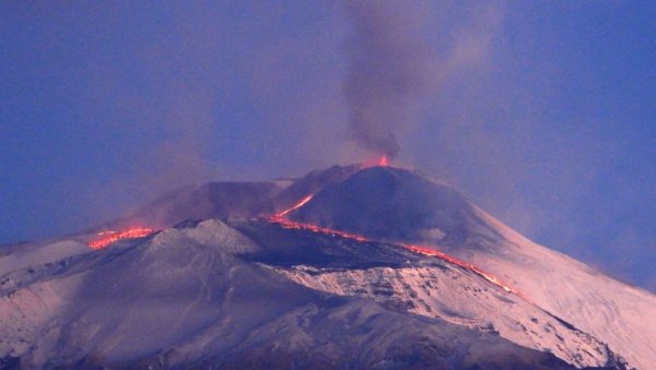 ПРОРАДИО НАЈВЕЋИ ВУЛКАН У ЕВРОПИ: Етна поново еруптирала, лава се слива низ кратере (ФОТО)