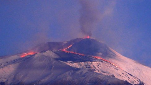 ПРОРАДИО НАЈВЕЋИ ВУЛКАН У ЕВРОПИ: Етна поново еруптирала, лава се слива низ кратере (ФОТО)