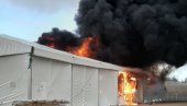 VELIKI POŽAR U MIGRANTSKOM KAMPU KOD BIHAĆA: Panika u Lipi, vatrogasci se bore sa vatrenom stihijom (VIDEO)