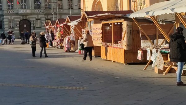 У ЦЕНТРУ ЗРЕЊАНИНА: Отворен новогодишњи базар (ВИДЕО)
