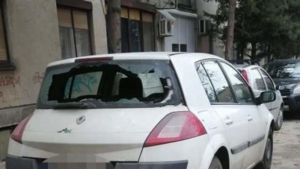 БАХАТО ЈЕ РАЗБИЈАО СТАКЛА: Хапшење у Зрењанину, уништио 13 аутомобила (ФОТО)