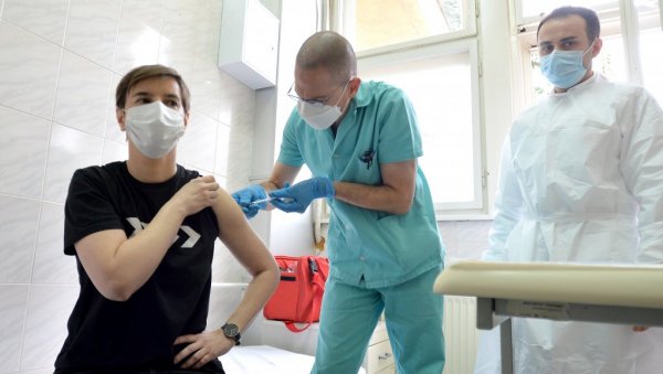 ЕУ ПОТУЧЕНА У СОПСТВЕНОМ ДВОРИШТУ: Светски медији извештавају о томе да у Србији почиње вакцинација