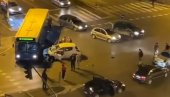 HAOS U NOVOM SADU Sudarila se dva automobila i autobus nasred raskrsnice (VIDEO)