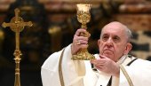 ПОМОЗИТЕ СИРОМАШНИМА: Папа Фрања послао поруку у миси на Бадње вече (ФОТО)