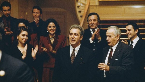 ПОЗНАТ ДАТУМ ПРЕМИЈЕРЕ СЕРИЈЕ О КУЛТНОМ ФИЛМУ КУМ: Звезда Увода у анатомију игра Бранда