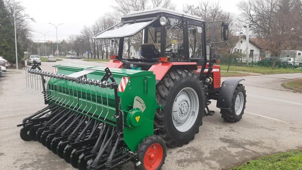 РЕАЛИЗАЦИЈА ЕВРОПСКОГ ПРОЈЕКТА: У Пољопривредну школу „Вршац“ стигле две нове машине