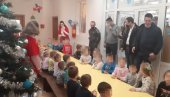 NOVOGODIŠNJI POKLONI ZA MALIŠANE NA KIM: Danilo Vučić paketićima obradovao decu u srpskim sredinama