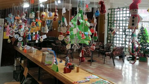 ИЗЛОЖБА НОВОГОДИШЊИХ РАДОВА У КУЧЕВУ: Малишани учествовали на конкурсу за израду новогодишњих украса (ФОТО)