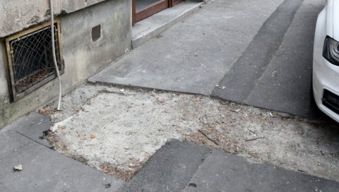 УЛАЗИ ЈОШ ЧЕКАЈУ АСФАЛТ:На Палилули путари два месеца не завршавају прилазе стамбеним зградама