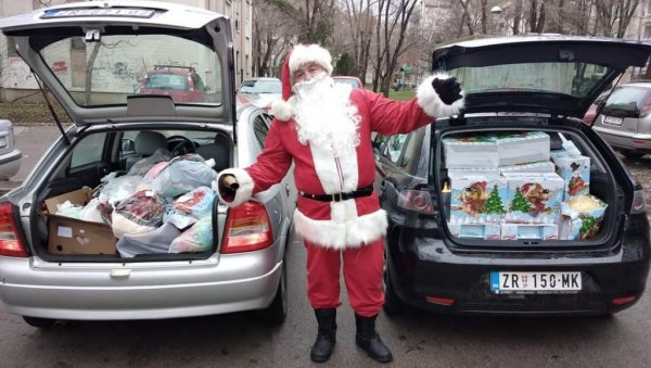 ТАТЕ ЗА ДЕЦУ ОДУШЕВИЛЕ СИРОМАШНЕ МАЛИШАНЕ: Донације претворили у пакетиће, Деда Мраз делио поклоне