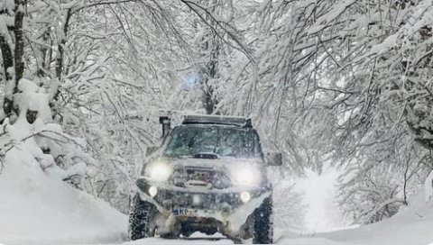 НЕ ПРЕСТАЈЕ ДА ПАДА: Снег завејао локалне путеве на Пештеру, села блокирана! (ФОТО)