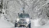 NE PRESTAJE DA PADA: Sneg zavejao lokalne puteve na Pešteru, sela blokirana! (FOTO)