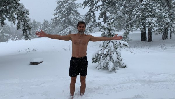 ЗИМОЊИЋУ НЕ СМЕТА ЗИМА: Искусни тенисер бос и у шортсу трчао по снегу (ФОТО)