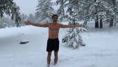 ZIMONJIĆU NE SMETA ZIMA: Iskusni teniser bos i u šortsu trčao po snegu (FOTO)