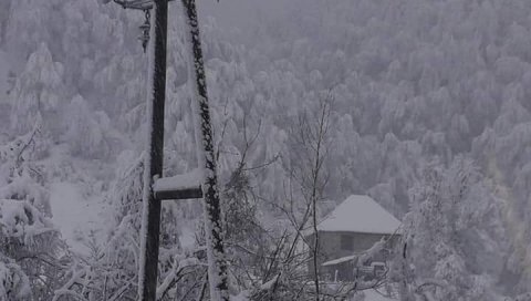 КАМИОНИ И ШЛЕПЕРИ МИРУЈУ: Снег падао целе ноћи на северу Црне Горе