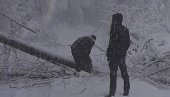 SEVER CRNE GORE SATIMA BEZ STRUJE: Sneg veje i pravi probleme, teritorija Berana najteže pogođena (FOTO)