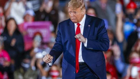 ТРАМП НУДИ МИГРАНТИМА 1.000 ДОЛАРА: Даћемо им нешто новца и авионску карту