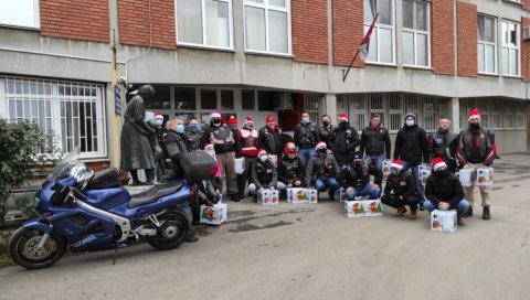 РАДОСТ ЗА ДЕЦУ ИЗ ТИРШОВЕ И КБЦ ДРАГИША МИШОВИЋ: Бајкери малишанима однели Новогодишње пакетиће (ФОТО/ВИДЕО)
