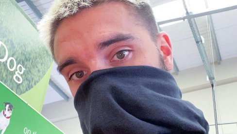 МЛАДИ ПЕВАЧ СЕ БОРИ ПРОТИВ ТУМОРА НА МОЗГУ: Држећи кћерку у рукама поделио емотивну поруку (ФОТО)