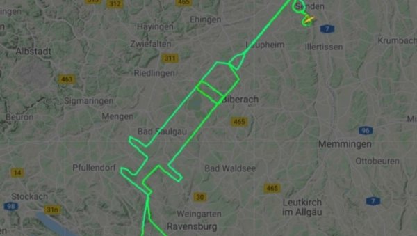 НЕСВАКИДАШЊИ ПРИЗОР: Немачки пилот исцртао шприц на небу уочи почетка вакцинације у тој земљи (ФОТО)